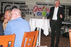 Norbert und Ede scheinen an Lupos Vortrag nur mittelmäßig interessiert.