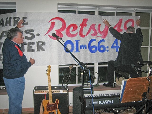 Die Bühne wird vorbereitet.